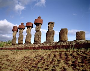 Monoliittiset patsaat Ahu Nau Naussa Anakena Beachillä, n. 1000-1600 (katso myös 114935)
